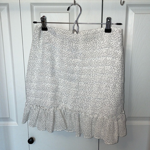 Lulu’s White and black dotted mini skirt with pleats and ruffle hem. Size XS - Picture 2 of 4